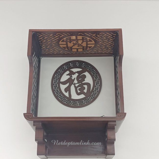 Mẫu chữ phúc tròn kết hợp với bàn thờ treo trường